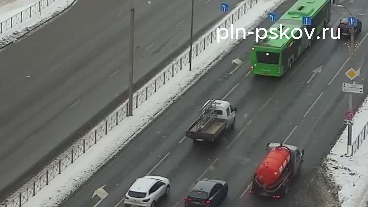 Автомобиль вылетел на обочину в результате ДТП на улице Юбилейной в Пскове