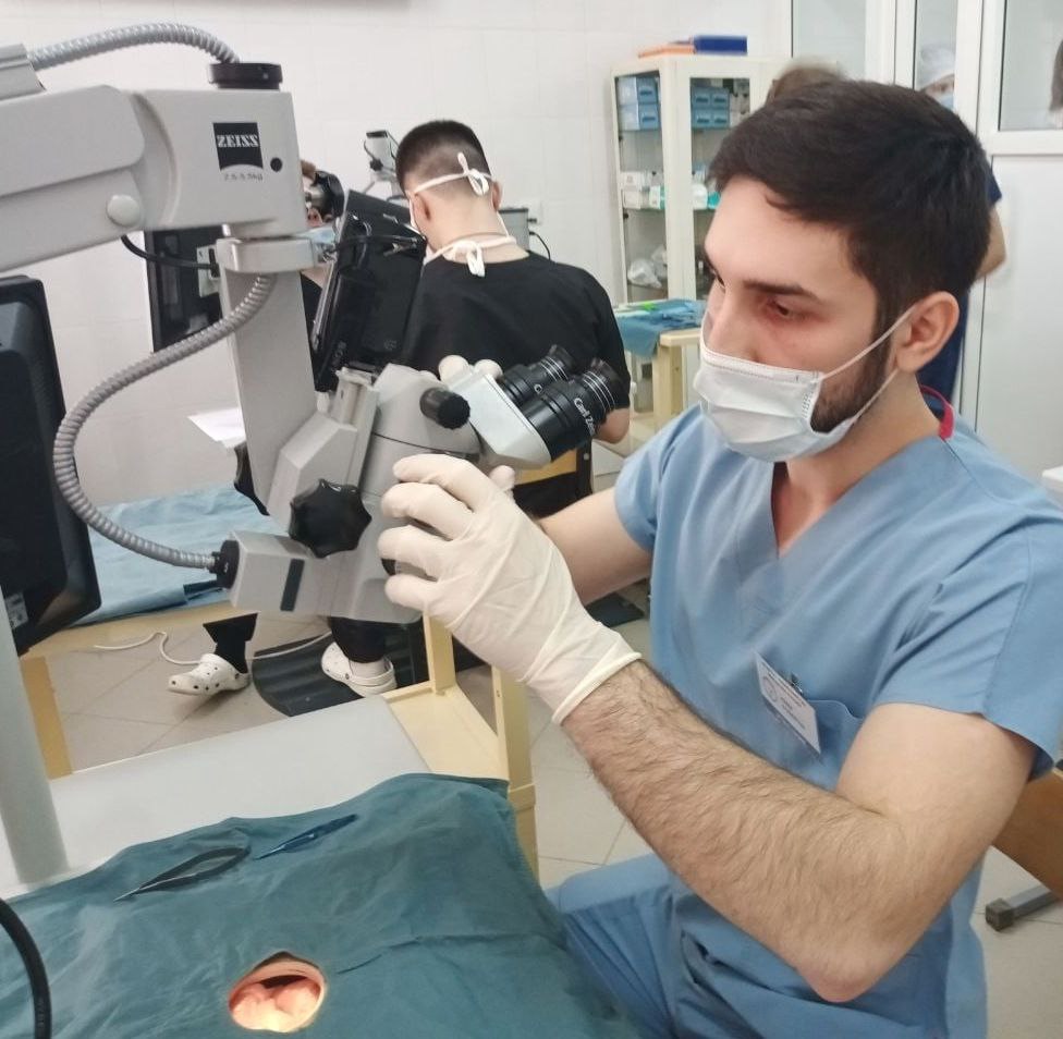 Новые кадры: в Великих Луках начал работу нейрохирург Алимурад Атаев