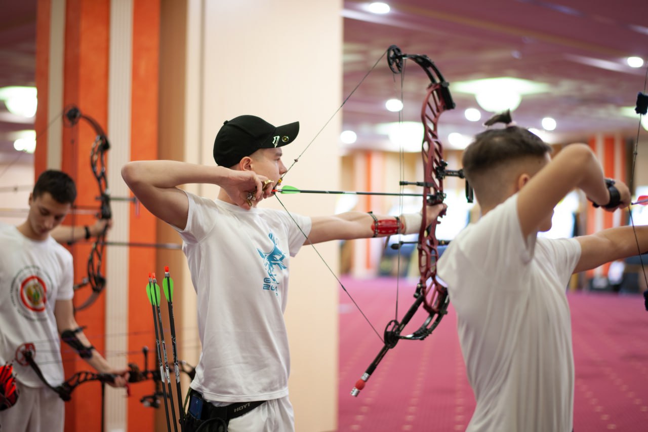 Десять спортсменов Псковской области участвуют в зимнем первенстве России по стрельбе из лука, которое стартовало в Орле сегодня