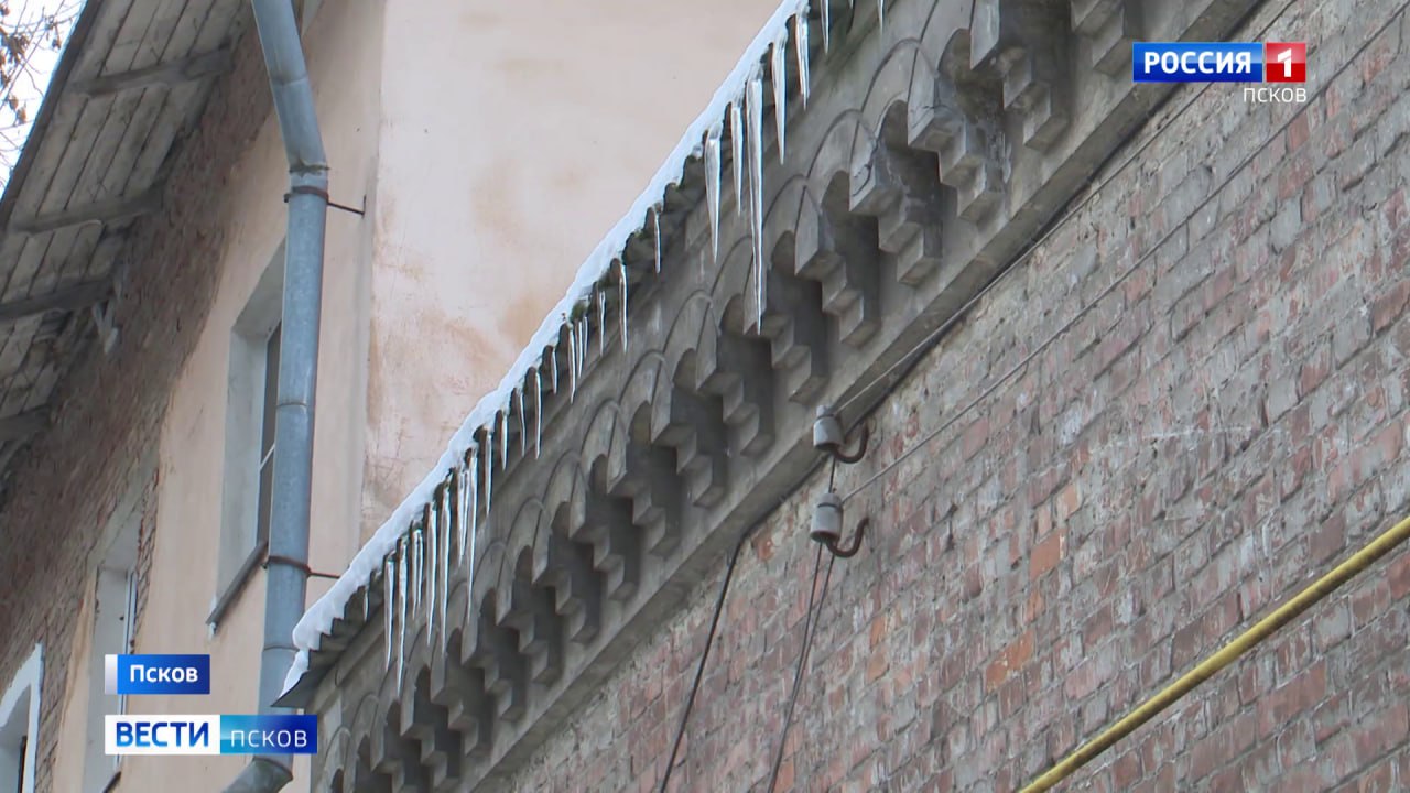 Из-за перепадов температур на псковских домах появились сосульки