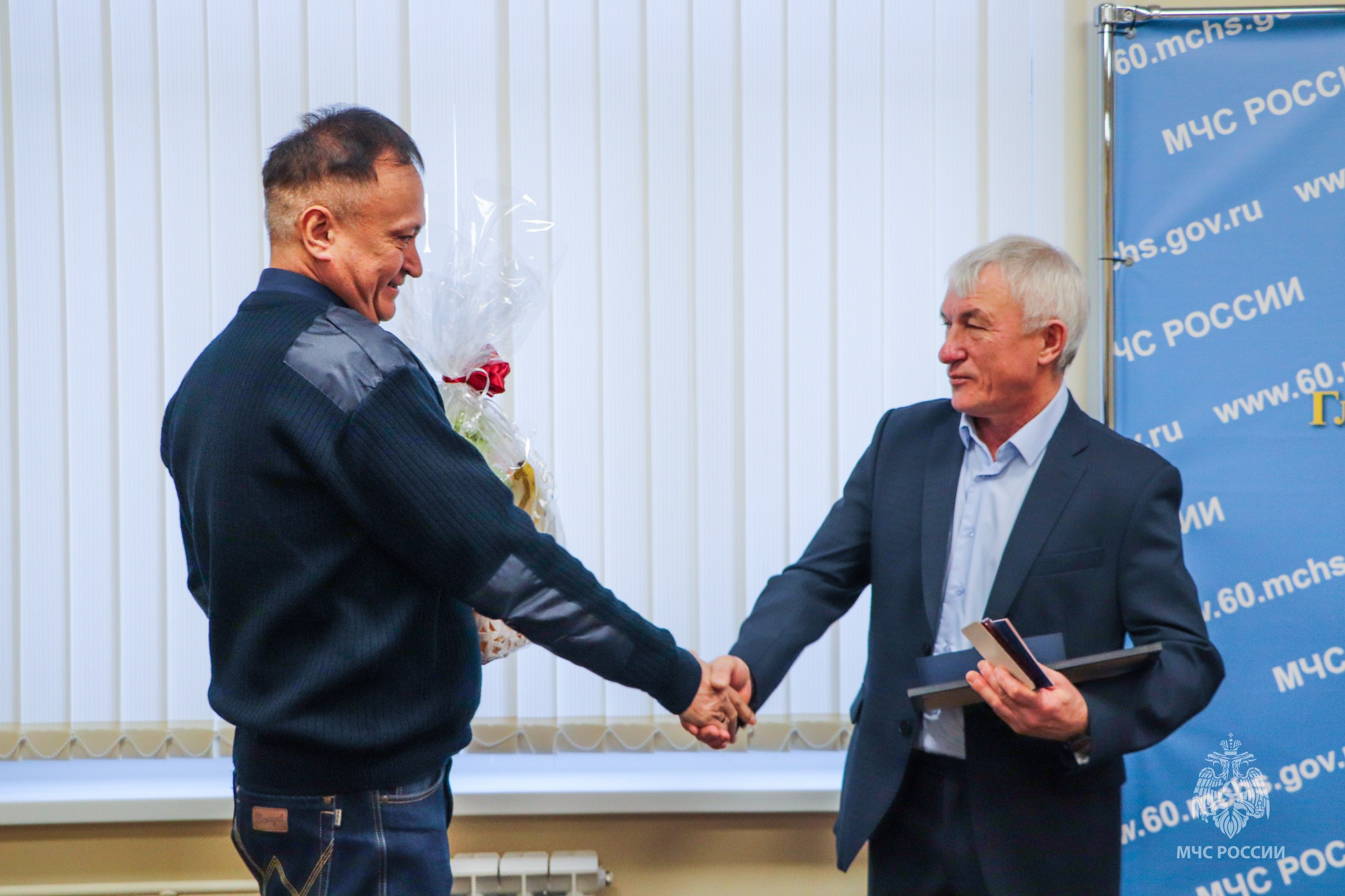 Поздравление юбиляра. Сегодня коллектив Главного управления МЧС России по Псковской области поздравил с 60-летним юбилеем ветерана пожарной охраны Фёдорова Станислава Владимировича Поздравление юбиляра. Сегодня коллектив Главного управления МЧС России по Псковской области поздравил с 60-летним юбилеем ветерана пожарной охраны Фёдорова Станислава Владимировича
