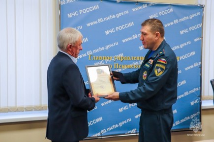 Поздравление юбиляра. Сегодня коллектив Главного управления МЧС России по Псковской области поздравил с 60-летним юбилеем ветерана пожарной охраны Фёдорова Станислава Владимировича