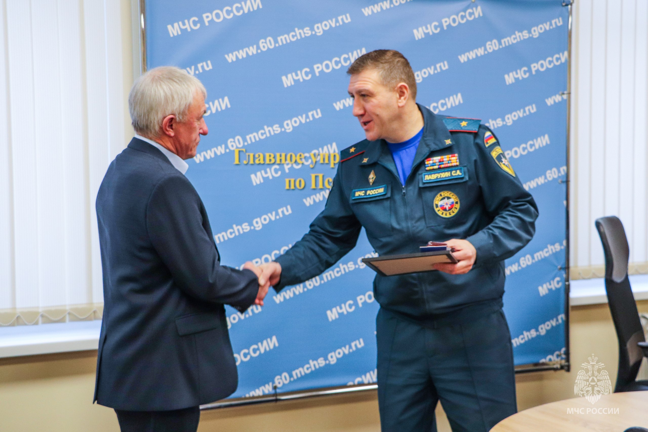 Поздравление юбиляра. Сегодня коллектив Главного управления МЧС России по Псковской области поздравил с 60-летним юбилеем ветерана пожарной охраны Фёдорова Станислава Владимировича Поздравление юбиляра. Сегодня коллектив Главного управления МЧС России по Псковской области поздравил с 60-летним юбилеем ветерана пожарной охраны Фёдорова Станислава Владимировича