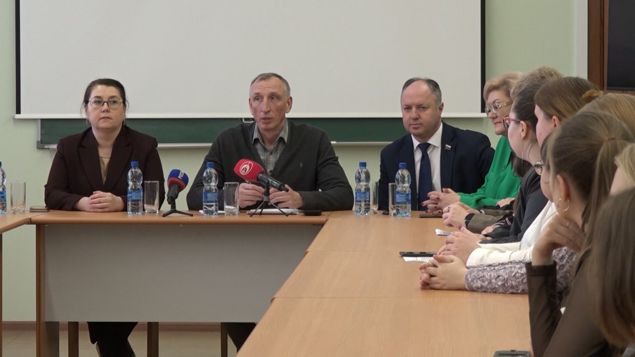 Будущее аграрной отрасли: Александр Козловский встретился со студентами Великолукской сельхозакадемии Будущее аграрной отрасли: Александр Козловский встретился со студентами Великолукской сельхозакадемии