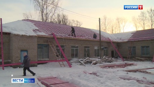 В Полонской средней школе Порховского района идут работы по замене кровли