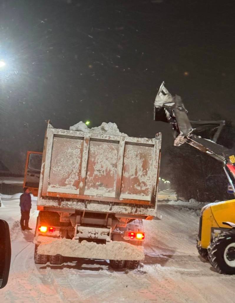 В Великих Луках продолжается сильный снегопад В Великих Луках продолжается сильный снегопад