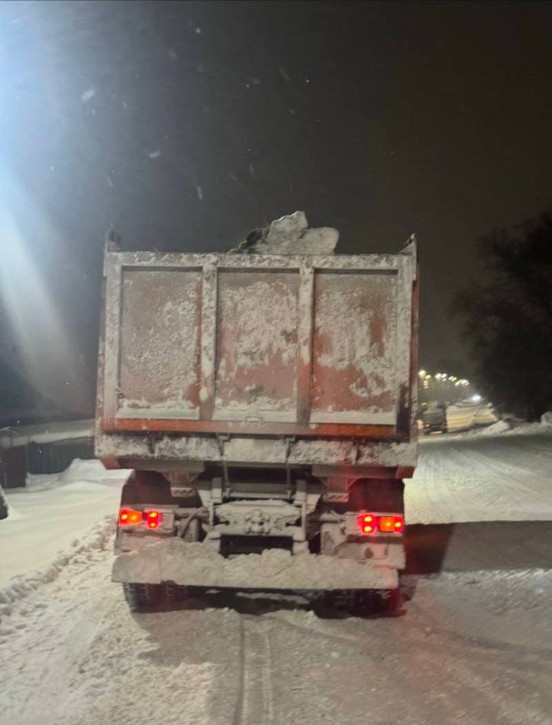 В Великих Луках продолжается сильный снегопад В Великих Луках продолжается сильный снегопад