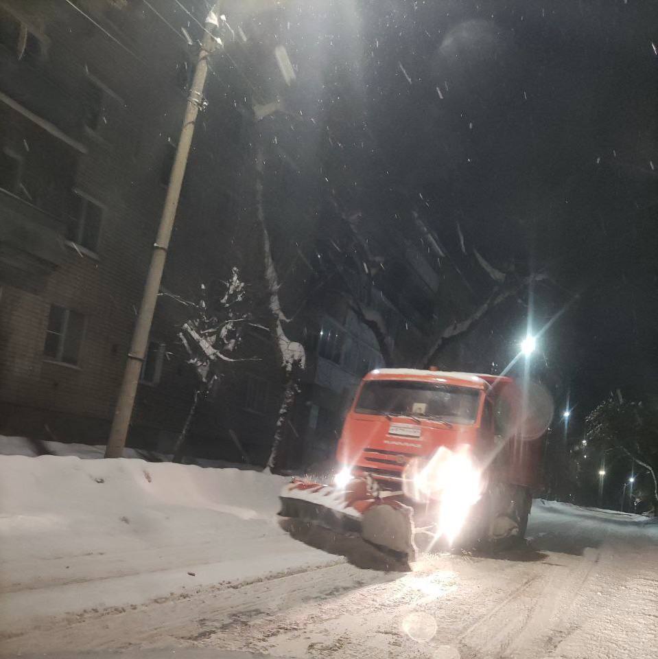 В Великих Луках продолжается сильный снегопад В Великих Луках продолжается сильный снегопад