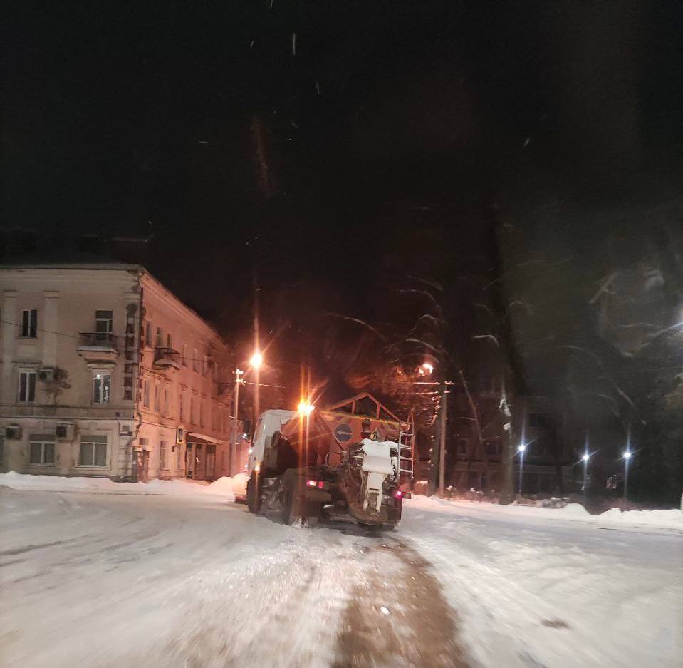 В Великих Луках продолжается сильный снегопад