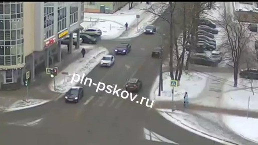 Кажется, в Пскове, в дополнение к "восклицательному знаку", нужно вводить знак "Слепой за рулем"