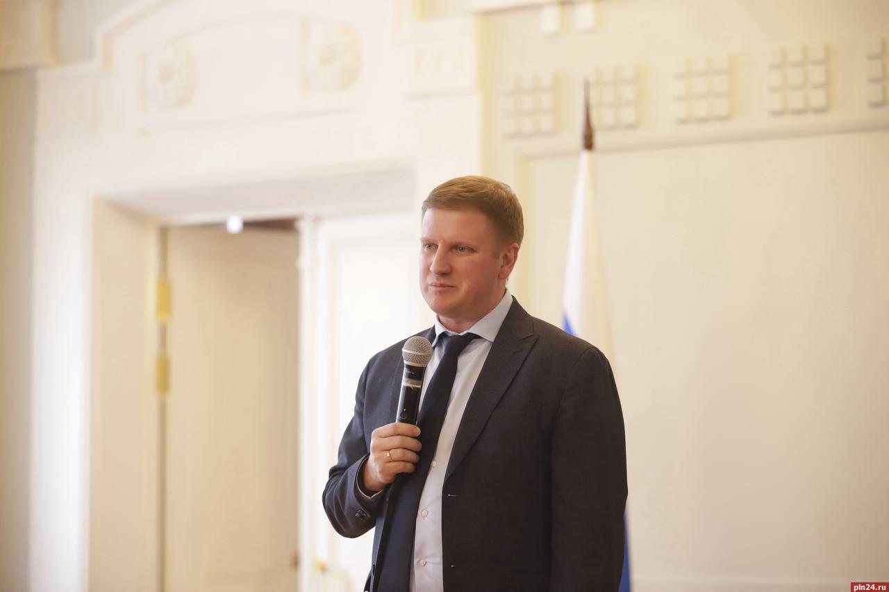 Победителей голосования за лучшее новогоднее оформление наградили в Пскове Победителей голосования за лучшее новогоднее оформление наградили в Пскове