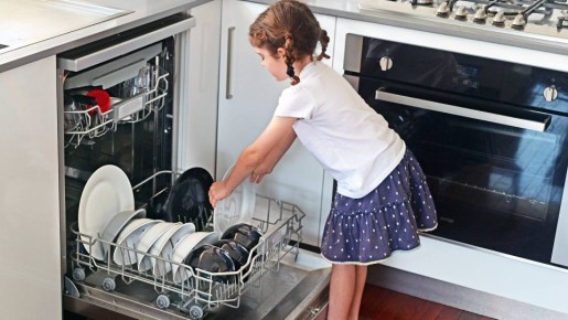 Пора перестать в это верить: мастер по ремонту техники развенчал миф про посудомоечную машину