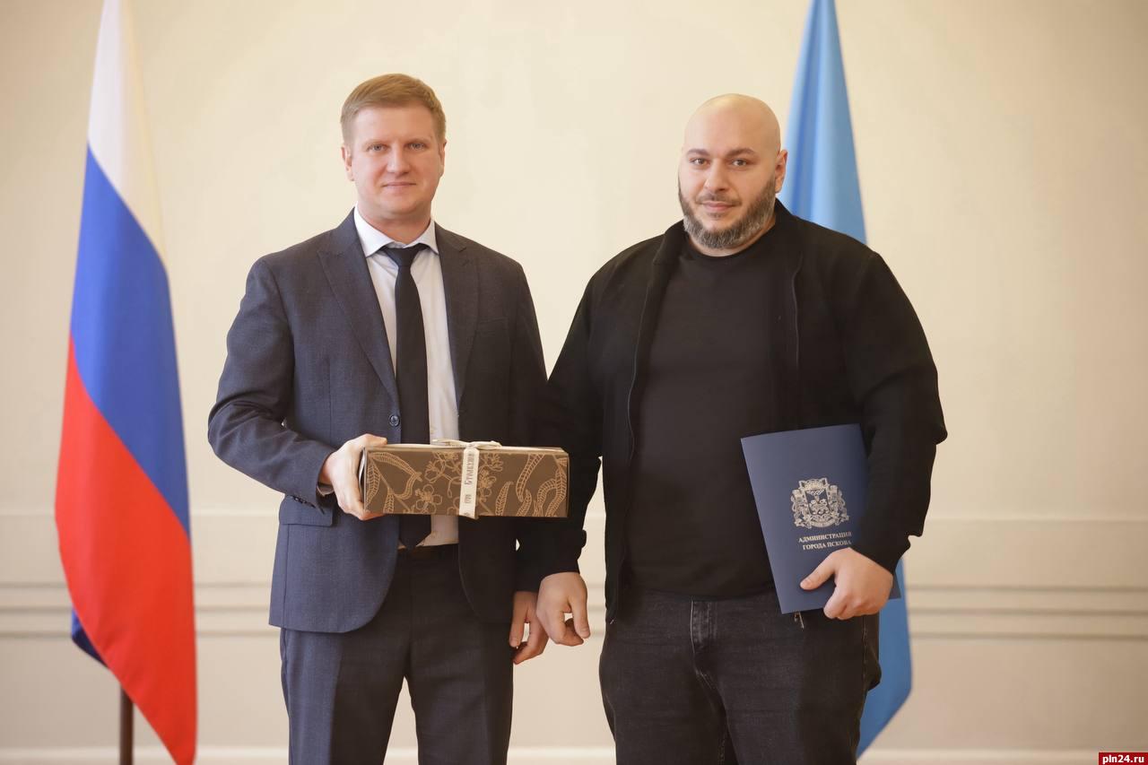 Победителей голосования за лучшее новогоднее оформление наградили в Пскове Победителей голосования за лучшее новогоднее оформление наградили в Пскове