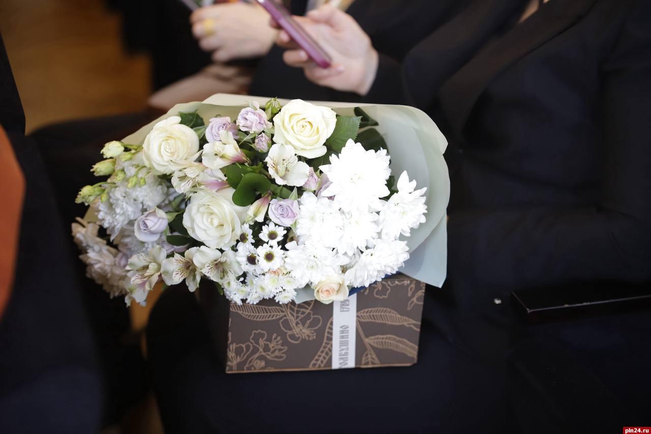 Победителей голосования за лучшее новогоднее оформление наградили в Пскове Победителей голосования за лучшее новогоднее оформление наградили в Пскове