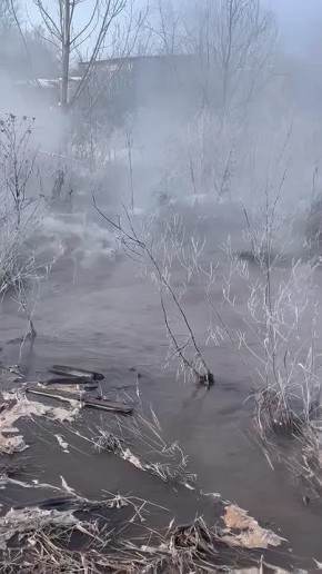 Крупную аварию на водоводе ликвидируют на улице Ижорского Батальона в Пскове