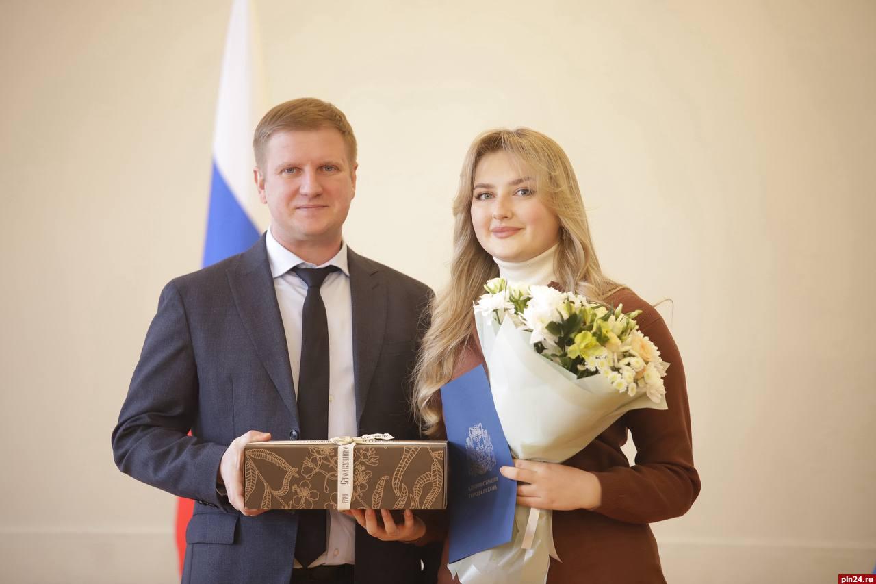 Победителей голосования за лучшее новогоднее оформление наградили в Пскове Победителей голосования за лучшее новогоднее оформление наградили в Пскове