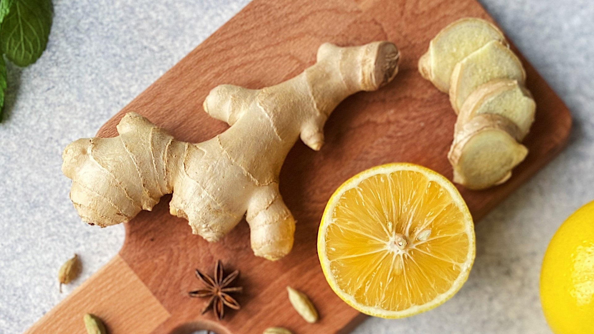 Имбирь пролежит в холодильнике в три раза дольше: хранить пряность нужно только так