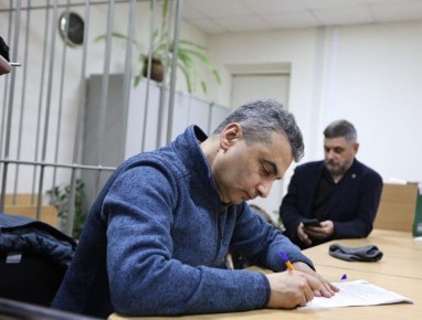 Судебное разбирательство по делу Шлосберга* о продлении меры пресечения идет в закрытом режиме