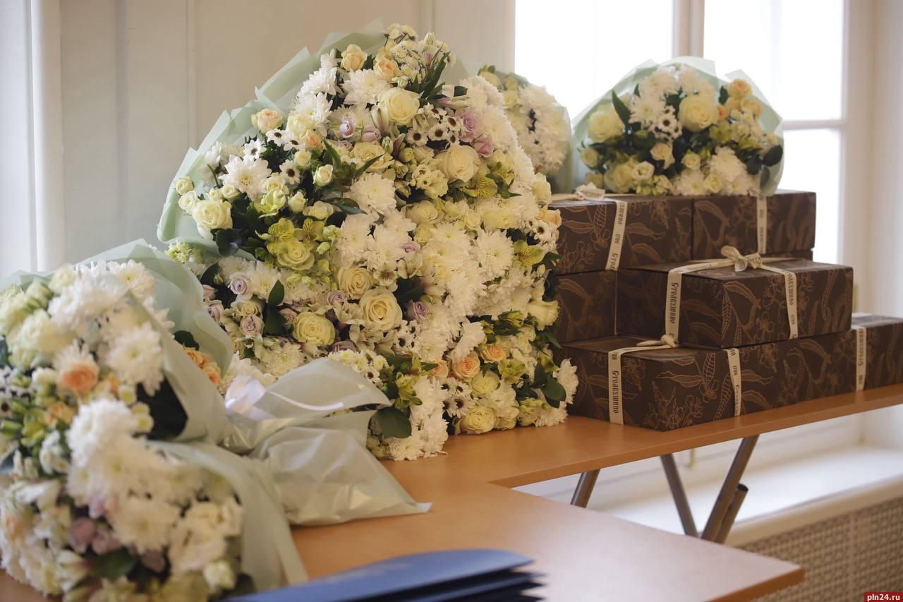 Победителей голосования за лучшее новогоднее оформление наградили в Пскове Победителей голосования за лучшее новогоднее оформление наградили в Пскове