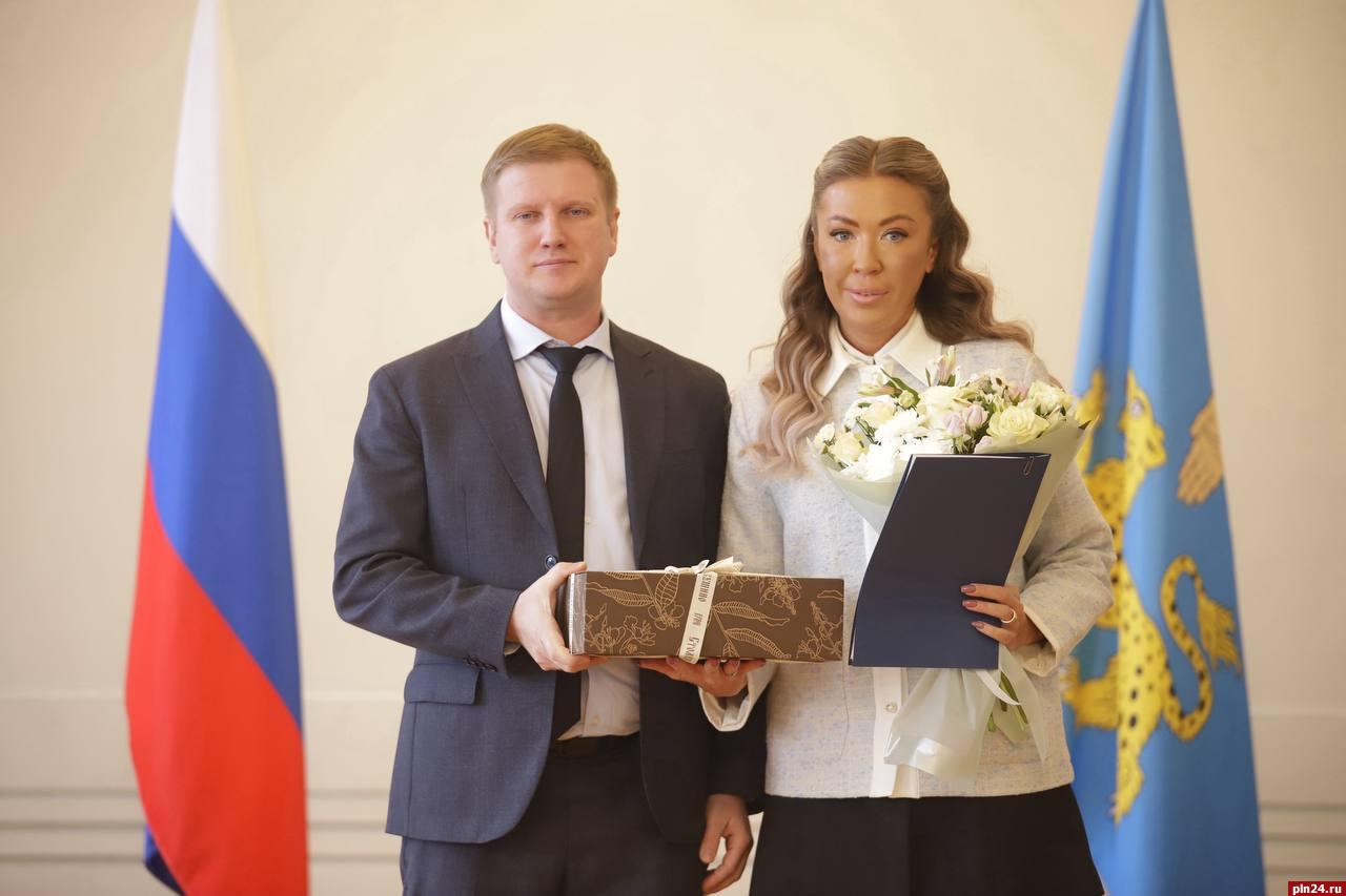 Победителей голосования за лучшее новогоднее оформление наградили в Пскове Победителей голосования за лучшее новогоднее оформление наградили в Пскове