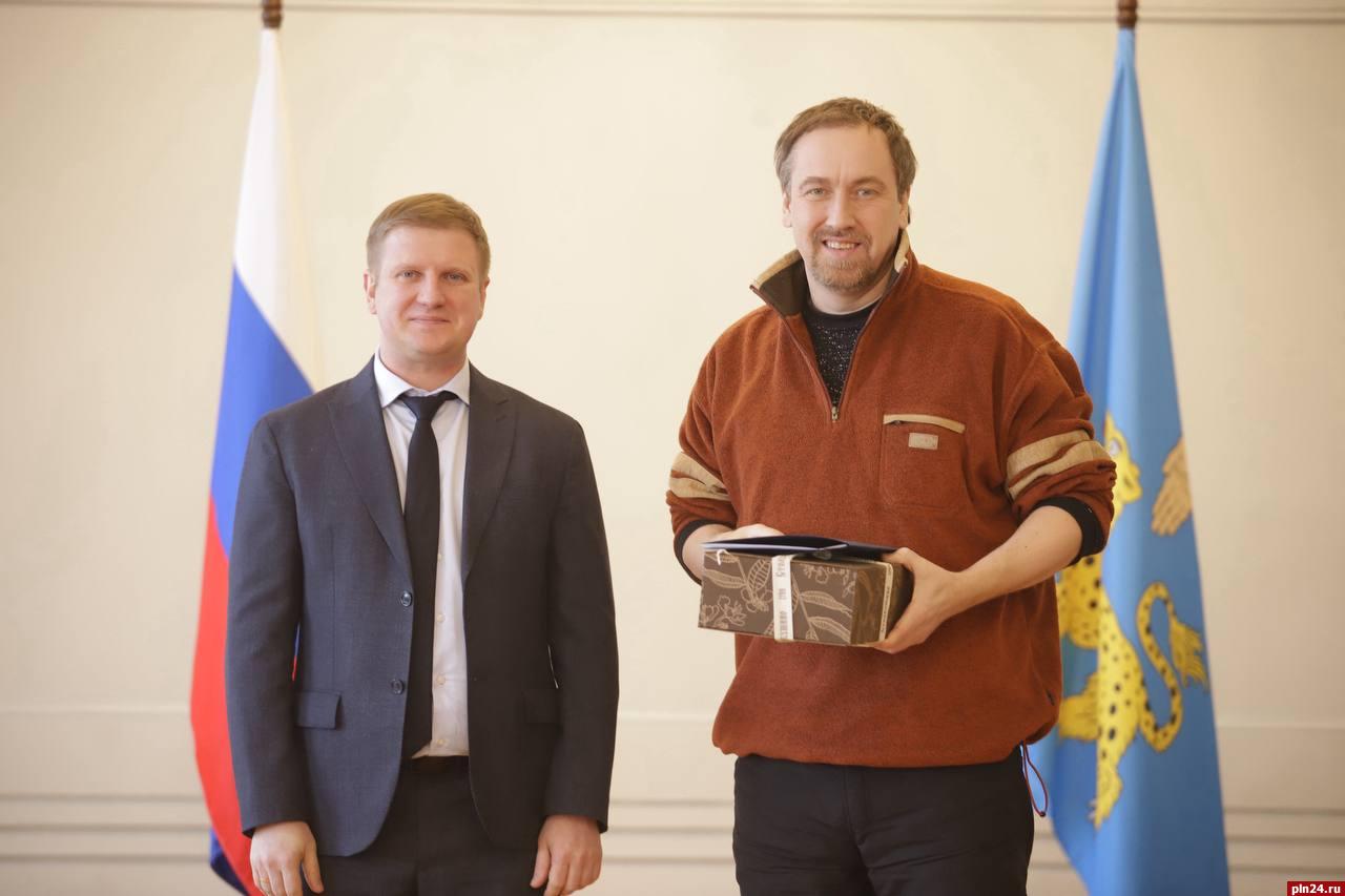 Победителей голосования за лучшее новогоднее оформление наградили в Пскове Победителей голосования за лучшее новогоднее оформление наградили в Пскове