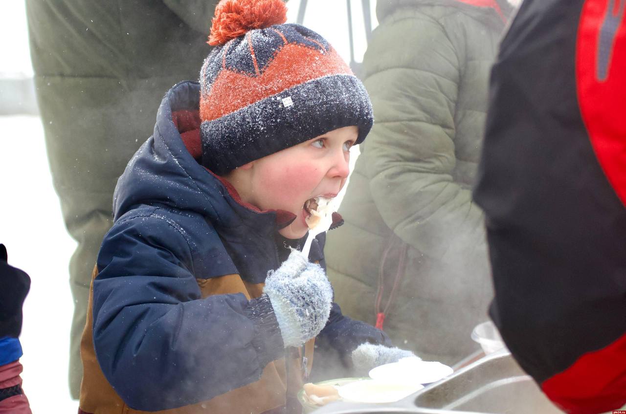 Более 1,5 тысяч пельменей слепили волонтёры для забега на 5 вёрст в Пскове Более 1,5 тысяч пельменей слепили волонтёры для забега на 5 вёрст в Пскове