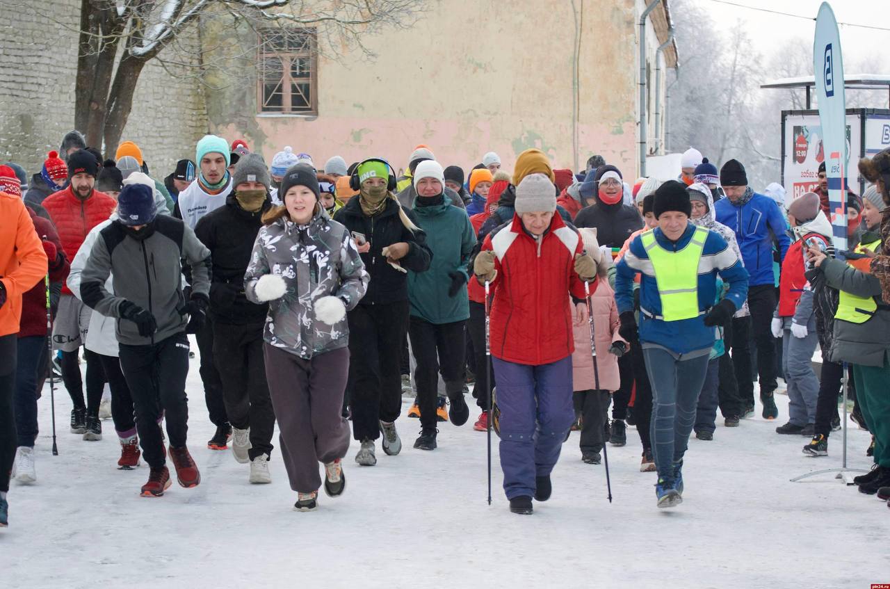Более 1,5 тысяч пельменей слепили волонтёры для забега на 5 вёрст в Пскове Более 1,5 тысяч пельменей слепили волонтёры для забега на 5 вёрст в Пскове