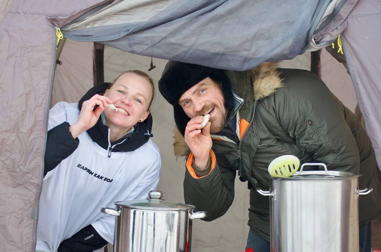 Более 1,5 тысяч пельменей слепили волонтёры для забега на 5 вёрст в Пскове Более 1,5 тысяч пельменей слепили волонтёры для забега на 5 вёрст в Пскове