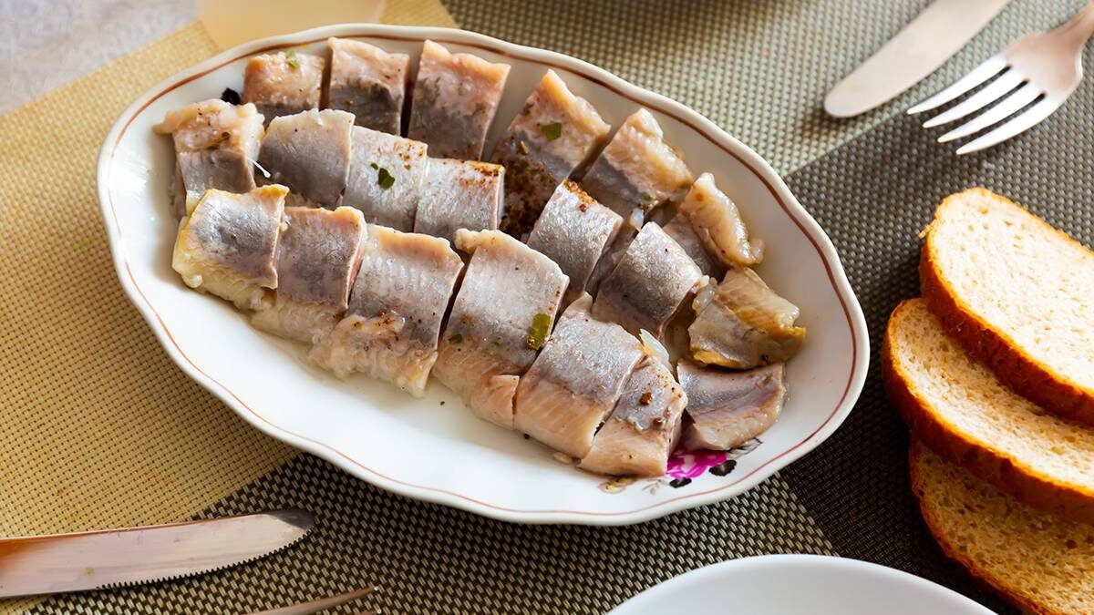 Сколько стоит популярная сельдь: подорожание на 30% и снижение оптовых цен