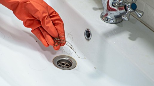 Хватит заливать «Кротом» засорившийся слив: пробку из волос устранит эта смесь