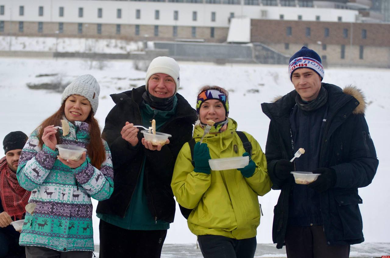 Более 1,5 тысяч пельменей слепили волонтёры для забега на 5 вёрст в Пскове Более 1,5 тысяч пельменей слепили волонтёры для забега на 5 вёрст в Пскове
