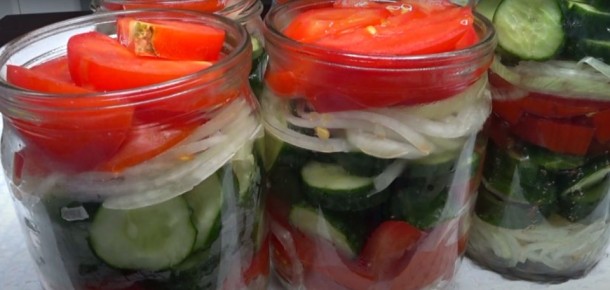 Сохраните лето: аппетитный слоёный салат на зиму из огурцов и помидоров