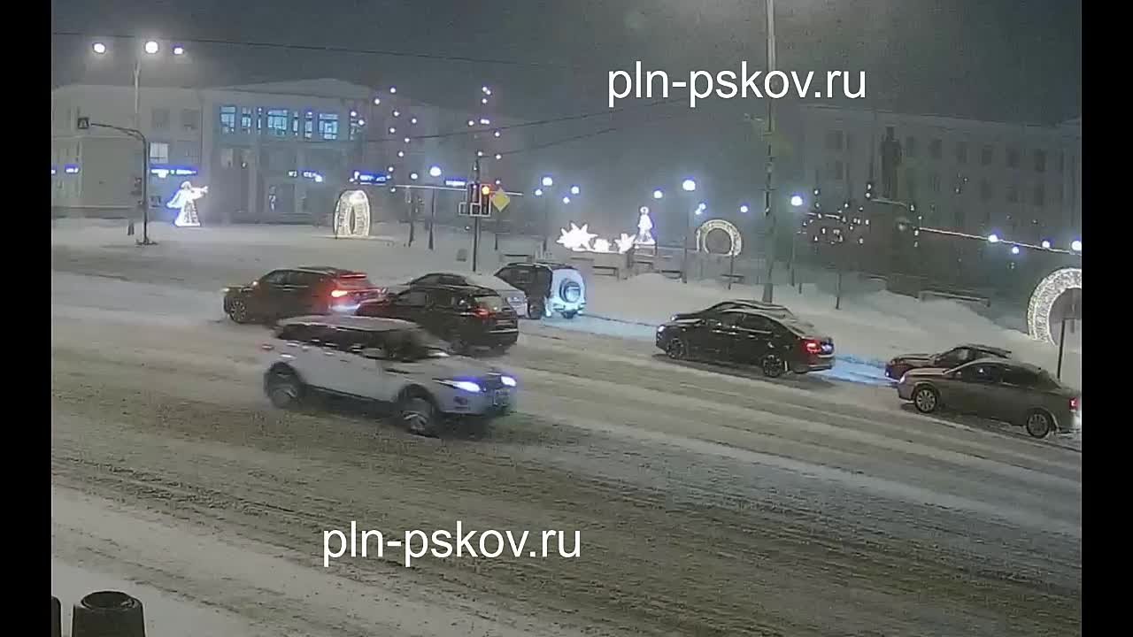 На площади Ленина в Пскове столкнулись два кроссовера
