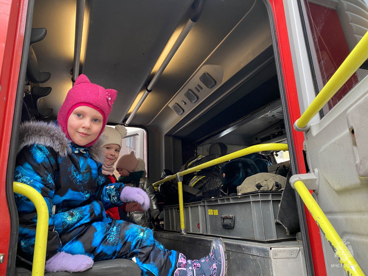 Огнеборцы в гостях у малышей