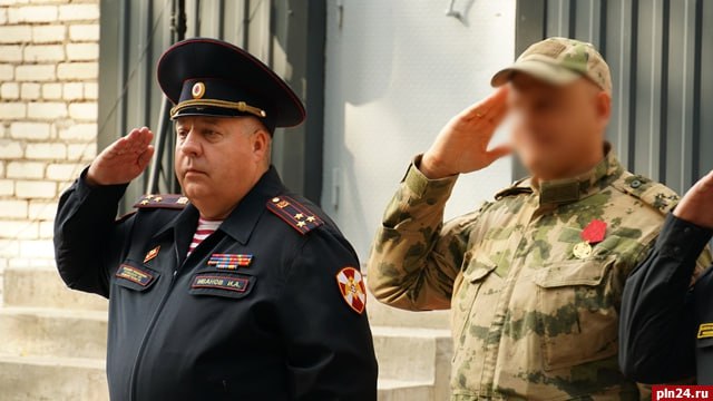 Нас спрашивают, почему смена начальника псковской Росгвардии произошла демонстративно тихо, будто кто-то что-то утаивает от глаз широкой общественности? Нас спрашивают, почему смена начальника псковской Росгвардии произошла демонстративно тихо, будто кто-то что-то утаивает от глаз широкой общественности?