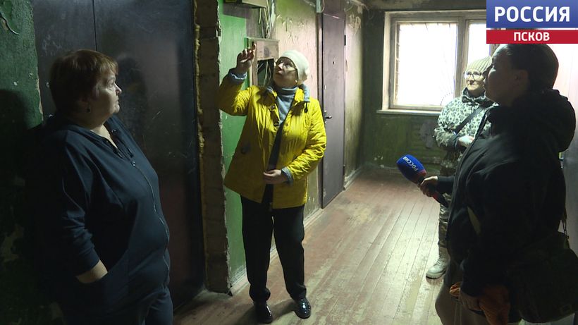 Активисты Молодежки Народного фронта Псковской области помогают маме участника специальной военной операции Активисты Молодежки Народного фронта Псковской области помогают маме участника специальной военной операции