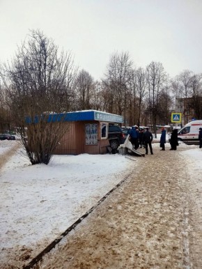 Машина протаранила шашлычную на улице Киселёва в Пскове