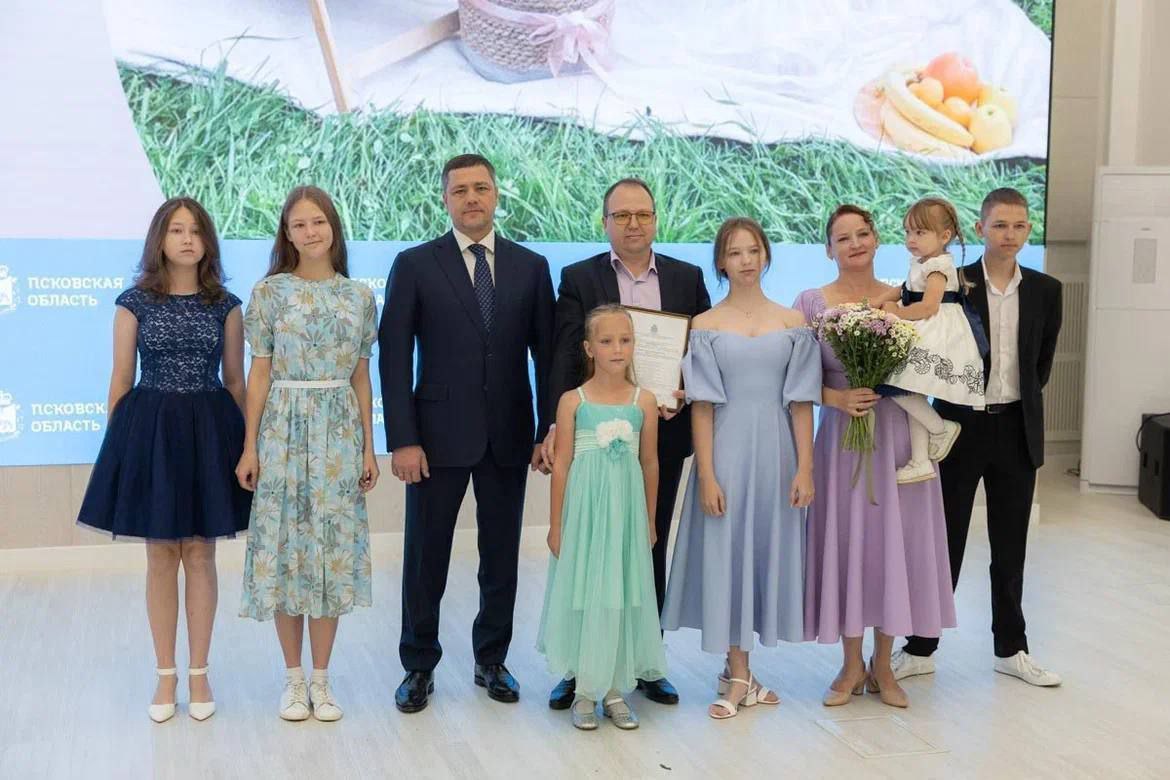 Дмитрий Стешин: И небывалое бывает: псковский губернатор губернатор Михаил Ведерников вручил сертификаты на жилье многодетным русским семьям