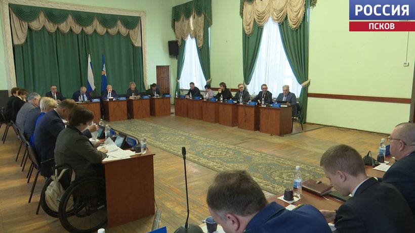 Предложение увековечить память сразу нескольких выдающихся личностей, связанных с Псковщиной, поддержали сегодня депутаты Псковской городской Думы на очередной сессии