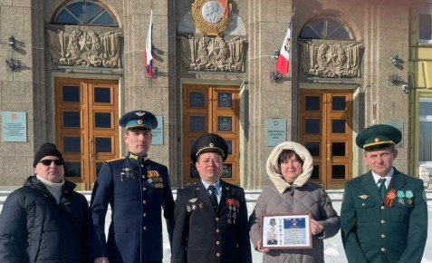 Поисковики передали медаль "За боевые заслуги" потомкам участника Великой Отечественной войны Николая Михайловича Холодаева