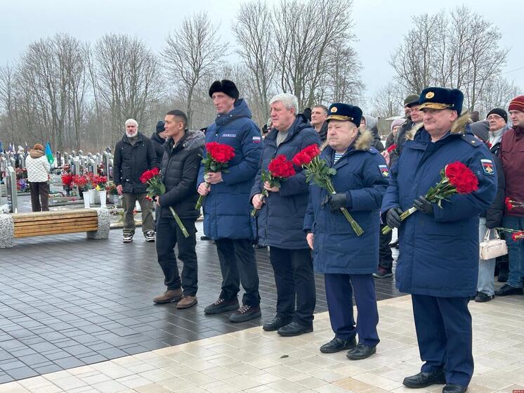 В преддверии 26-й годовщины героического подвига гвардейцев-десантников 6-й роты, депутат Государственной Думы и секретарь Псковского регионального отделения «Единой России» Александр Козловский возложил цветы к...