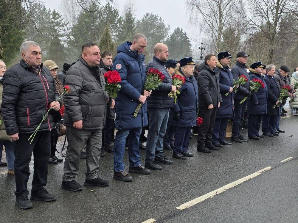 Траурный митинг, посвященный 26-й годовщине бессмертного подвига десантников 6-й роты 104-го парашютно-десантного полка 76-й дивизии ВДВ, прошел на Орлецовском кладбище в Пскове 1 марта Траурный митинг, посвященный 26-й годовщине бессмертного подвига десантников 6-й роты 104-го парашютно-десантного полка 76-й дивизии ВДВ, прошел на Орлецовском кладбище в Пскове 1 марта