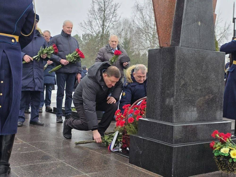 Траурный митинг, посвященный 26-й годовщине бессмертного подвига десантников 6-й роты 104-го парашютно-десантного полка 76-й дивизии ВДВ, прошел на Орлецовском кладбище в Пскове 1 марта Траурный митинг, посвященный 26-й годовщине бессмертного подвига десантников 6-й роты 104-го парашютно-десантного полка 76-й дивизии ВДВ, прошел на Орлецовском кладбище в Пскове 1 марта