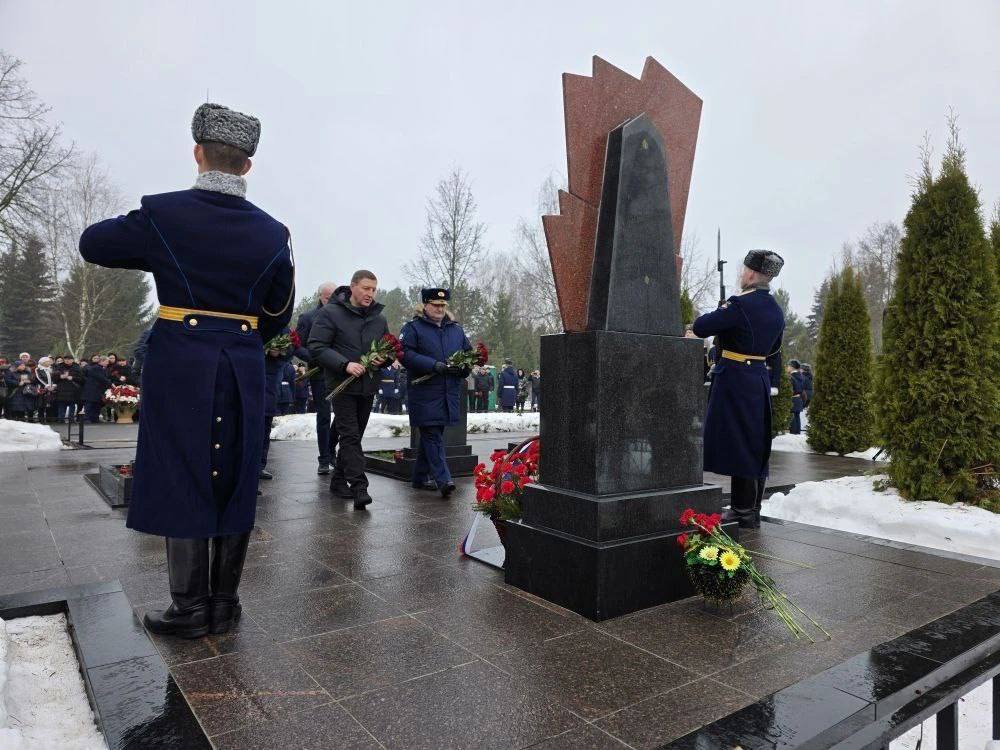 Траурный митинг, посвященный 26-й годовщине бессмертного подвига десантников 6-й роты 104-го парашютно-десантного полка 76-й дивизии ВДВ, прошел на Орлецовском кладбище в Пскове 1 марта Траурный митинг, посвященный 26-й годовщине бессмертного подвига десантников 6-й роты 104-го парашютно-десантного полка 76-й дивизии ВДВ, прошел на Орлецовском кладбище в Пскове 1 марта