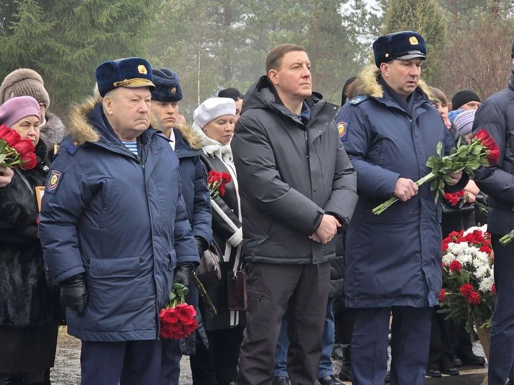 Траурный митинг, посвященный 26-й годовщине бессмертного подвига десантников 6-й роты 104-го парашютно-десантного полка 76-й дивизии ВДВ, прошел на Орлецовском кладбище в Пскове 1 марта Траурный митинг, посвященный 26-й годовщине бессмертного подвига десантников 6-й роты 104-го парашютно-десантного полка 76-й дивизии ВДВ, прошел на Орлецовском кладбище в Пскове 1 марта