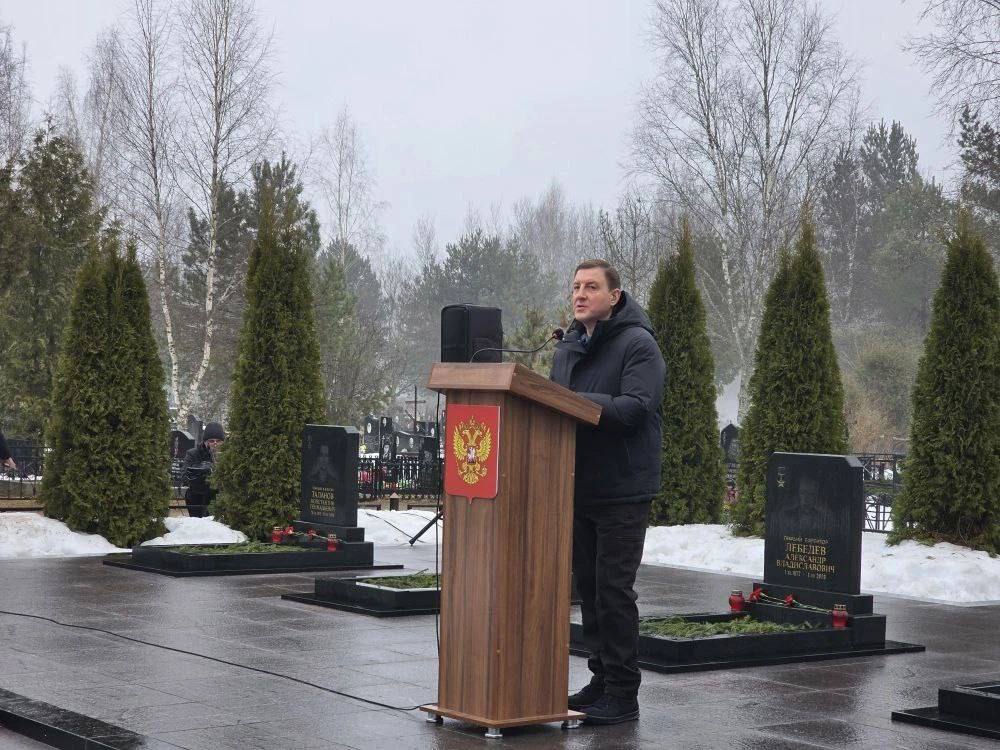 Траурный митинг, посвященный 26-й годовщине бессмертного подвига десантников 6-й роты 104-го парашютно-десантного полка 76-й дивизии ВДВ, прошел на Орлецовском кладбище в Пскове 1 марта Траурный митинг, посвященный 26-й годовщине бессмертного подвига десантников 6-й роты 104-го парашютно-десантного полка 76-й дивизии ВДВ, прошел на Орлецовском кладбище в Пскове 1 марта