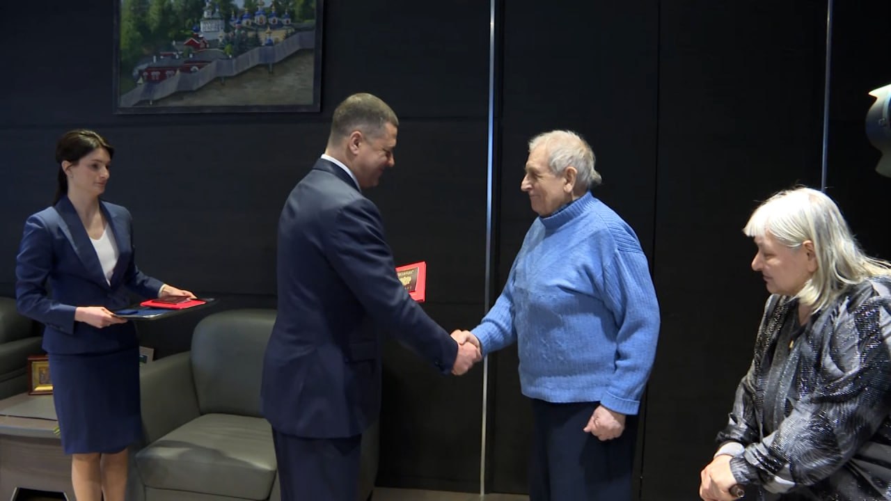 По-настоящему дома. Губернатор Псковской области Михаил Ведерников вручил паспорта граждан Российской Федерации депортированным из Латвии писателям Петру и Людмиле Межиньш