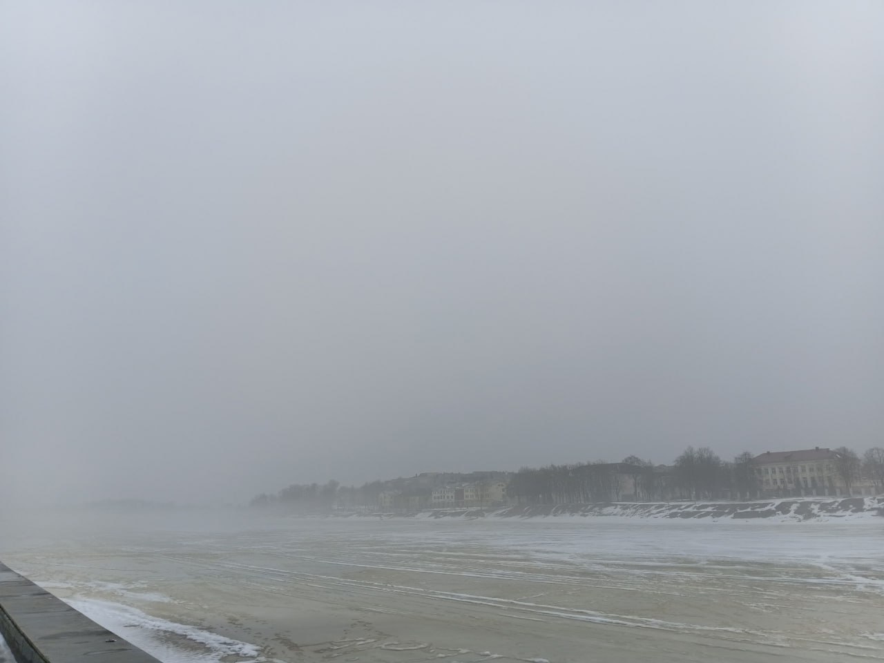 В Пскове из-за оттепели запретили выход на лед