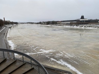 Елкин Борис: Уважаемые псковичи! В связи с пришедшей в Псков оттепелью, выход на лёд с сегодняшнего дня строго запрещён!