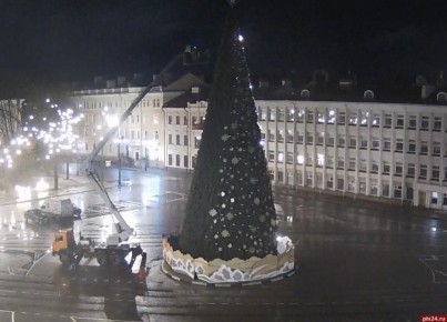 Демонтаж главной городской ели Пскова начался в ночь на 4 марта